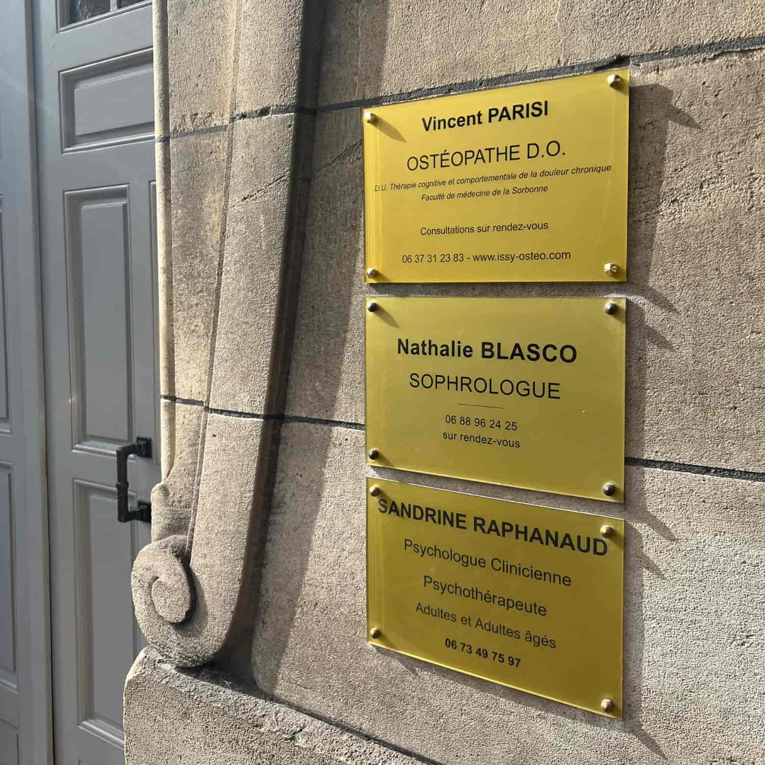 Photo de la porte d'entrée du cabinet d'ostéopathie d'Issy-Ostéo et Vincent Parisi